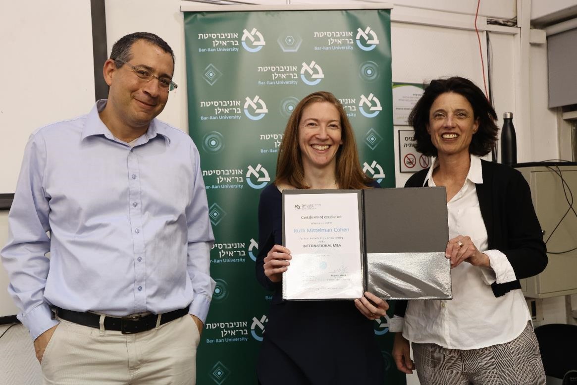 Dr. Alon Raviv  and Dr. Rachel Dekel present a Certificate of Excellence to Ruth Mittelmann Cohen